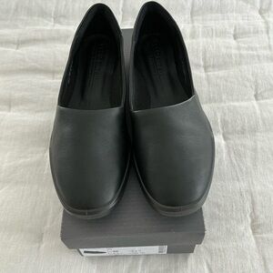 NIB Ecco Women’s Black leather Slip-On Simpil Loafers
Size 40